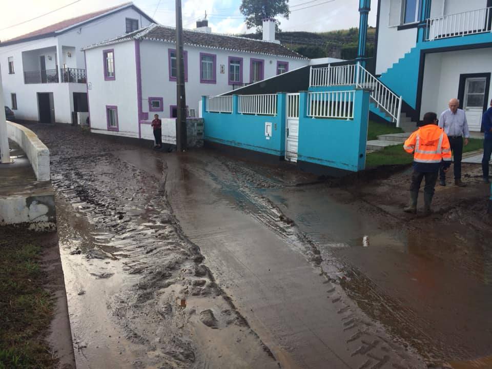 Chuvas fortes causam inundações na zona Oeste da Terceira